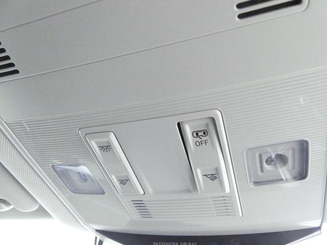 ★ルームライトです。ルームミラーの後方には前席用ルームランプを装備。ドアの開閉に連動して点灯可能です。
