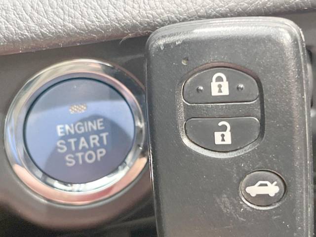 【アクセスキー＆プッシュスタート】カバンやポケットに入れたままでもドアの施錠・解錠が可能なスマートキーを装備。エンジンのオン・オフ時もカギを取り出す必要が無く、ボタンをプッシュするだけでＯＫ♪