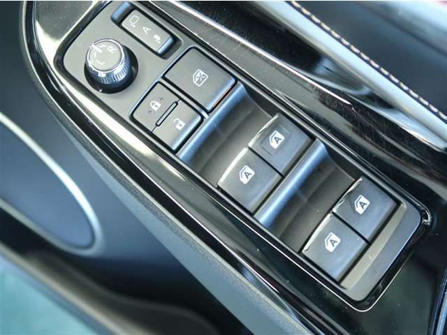 電格リモコンミラーや集中ドアロックやパワーウィンドウスイッチなどが運転席ドアにまとめられています。