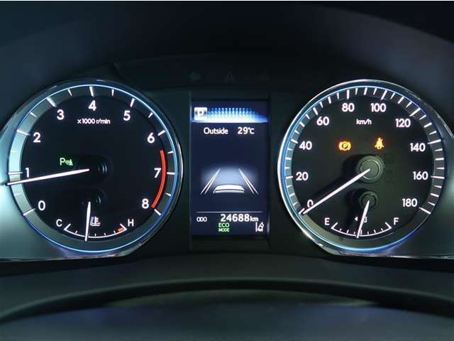 文字自体が発光する視認性の高いメーター！車の各種設定が確認できるインフォメーションディスプレイが中央に配置されています。