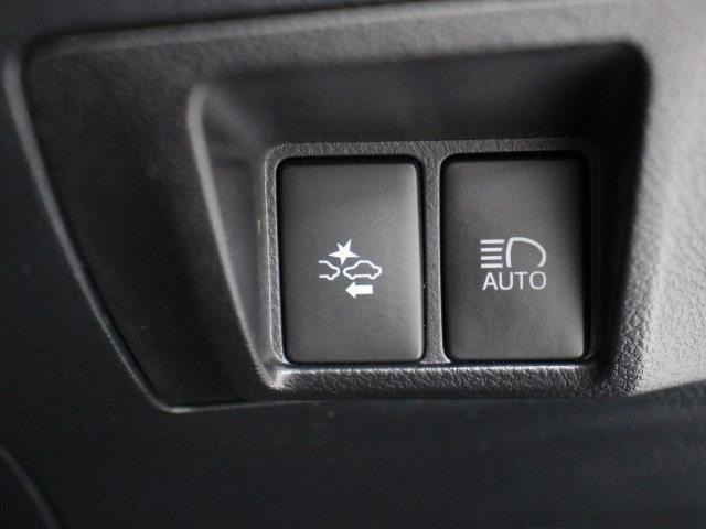 プリクラッシュセーフティシステム、レーンディパーチャーアラート、オートマチックハイビームをパッケージ化した「Toyota Safety Sense」を装備しています。