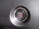 エンジンを始動させるのは、ブレーキを踏んでこのボタンを押すだけ。キーを差す必要もキーを回す必要もありません。