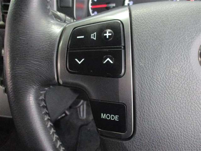 ステアリング左側のスイッチはオーディオの切り替え・選局・音量調整が出来ます。運転中でも簡単に操作が可能です