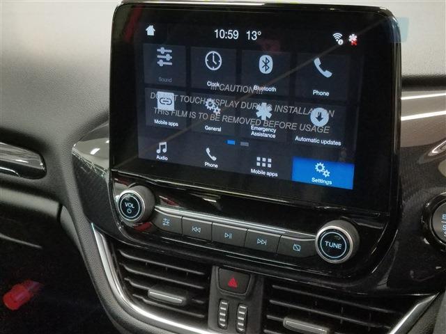 8インチのタッチスクリーン。スマホとの接続にも対応し、Apple CarPlayおよびAndroid Autoとの互換性を備えている。