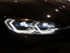 BMWのレーザー・ライトは、レーザーダイオードが放出した光を、ヘッドライト内で白色光に変換します。自然光に近い白色光なので、対向車のドライバーや歩行者にとって眩し過ぎないとところが特徴です