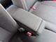 【コンソールボックス】運転席と助手席の間にアームレスト機能付きのコンソールボックスが付いてます！