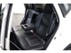 後部座席も前列シート同様、高級感のあるブラックのレザーシートになっています。シートはスレや汚れ等はほとんどなく、使用感のない状態です！センターアームレストがあるので、シーンに合わせて出し入れ可能です。