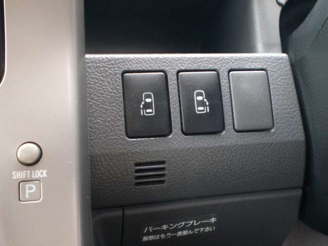 パワースライドドアは、運転席のステアリング横のスイッチでも開閉可能です。