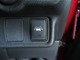 LDW(車線逸脱警報）　フロントカメラによりレーンマーカーを検知し、意図せずに走行車線から逸脱しそうな場合、メーター内のディスプレイ表示とブザーで注意を喚起します。