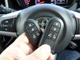 スマートエントリーキーとは、機械的な鍵を使用せずに車両のドア・トランクの施錠・開錠、エンジンの始動等が可能な自動車の機能です。