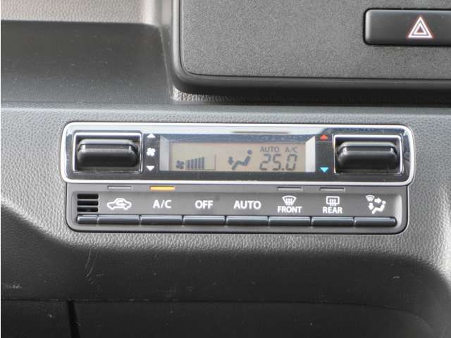 オートエアコンですので車内の温度管理も簡単に行えて快適です＾＾