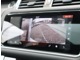 【３６０度サラウンドカメラ】　車の周囲３６０度の映像をタッチスクリーンに映し出すサラウンドカメラシステム。狭い場所での駐車はもちろん、縁石沿いの縦列駐車や交差点などで安全な取り回しをサポートします。