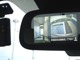 アラウンドビューモニターは、真上から見下ろした様に車の周囲を表示することで、駐車時の安全性と利便性を高めます。
