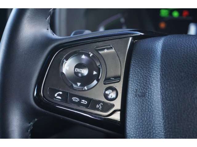 【ステアリングスイッチ】運転中でも前方から目線を外すことなくオーディオ等の操作ができ、より「安全・快適」にドライブをすることができます。