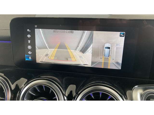【360°カメラシステム】あたかも車両上方から見下ろしているかのような仮想映像で車両の前後約3m、左右約2.5mの範囲を表示することにより、見通しの悪い場所への進入時や狭い場所での駐車時に役立ちます。