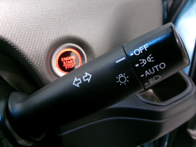 【オートライト】オートライトコントロールスイッチが装備されています 周囲の明るさに応じて自動でヘッドライトの点灯・消灯を行います。ものすごく便利です♪