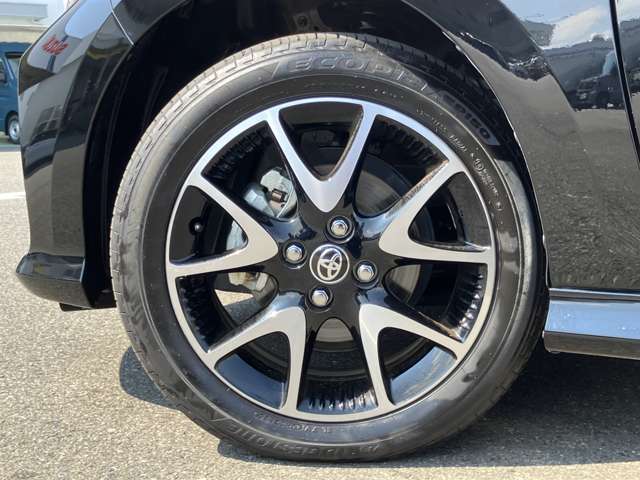 オプションの１６インチアルミ！カッコイイですね！★タイヤのミゾも中古車選びのポイントですね！ツルツルだとすぐタイヤ代が何万もかかりますね！