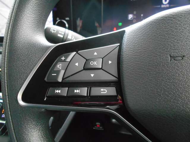 運転走行時も画面に触れることなくオーディオ操作が可能なハンドルリモコン付き。
