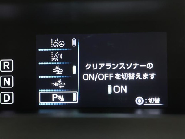 【クリアランス＆バックソナ－】超音波センサーを利用して、車両のコーナー部や前・後方の障害物を検知。障害物との距離をインフォメーションディスプレイに表示し、同時にブザーでドライバーに注意を促します。
