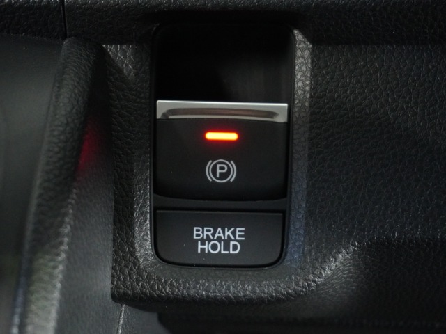 オートブレーキホールド機能付き電子パーキングブレーキ！ブレーキペダルを足から離しても停車状態を保ちます。アクセルを踏めば自動でブレーキが解除され、発進可能！