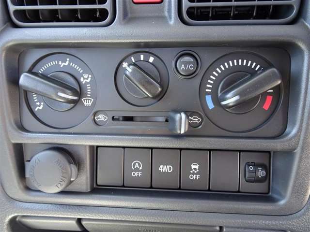 【エアコン】暑い夏に車内を快適温度に！ 冬だって窓ガラスを曇らないように使える便利な機能！ 有ると無いとでは大違いです！