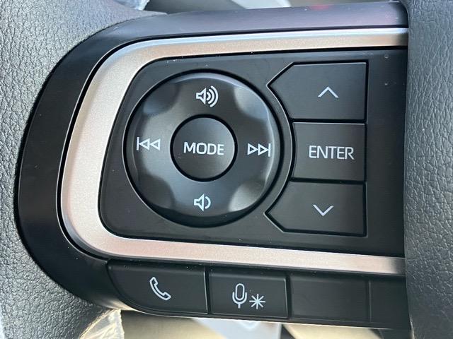 ハンドルの手元にボタンが有り、走行中でも簡単にオーディオ等の操作が可能です。