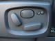 電動シートのスイッチはシート側面に配置されております。運転席と助手席が電動式になります。