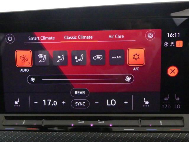 ★運転席、助手席のエアコンの温度を別々で調整することができる2ゾーンエアコンです★