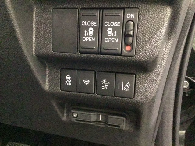 ★運転席の周りには手の届く範囲に両側電動スライドドアの操作スイッチ、ETCが付いています！