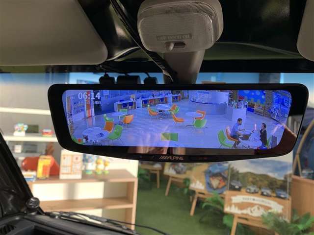 デジタルインナーミラーがついているので運転中の後ろの視界もしっかり見えます。