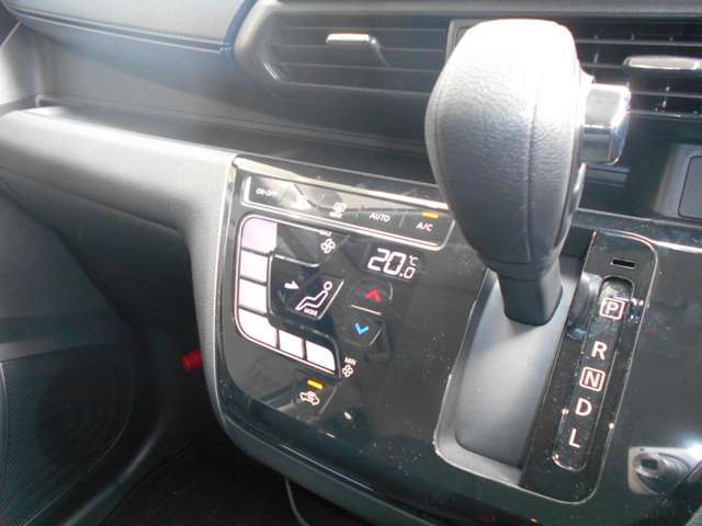 オートエアコン付きなので、温度を設定するだけで車内を快適にしてくれます。