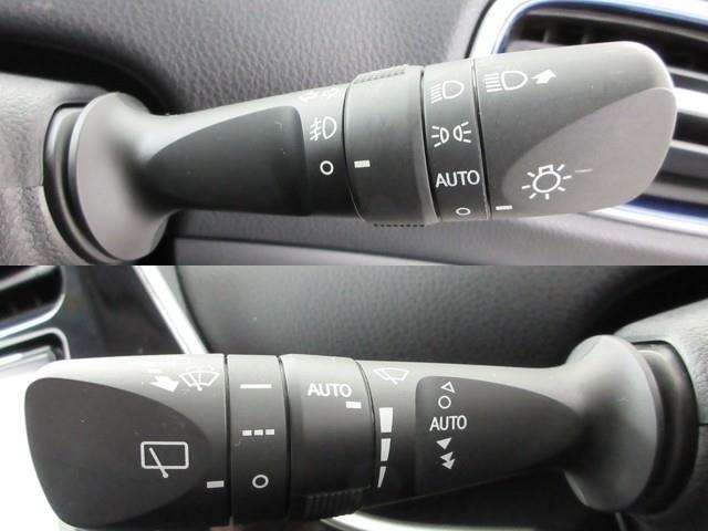 車外の明るさに応じて、自動的にライトの点灯・消灯をしてくれるオートライト付き♪