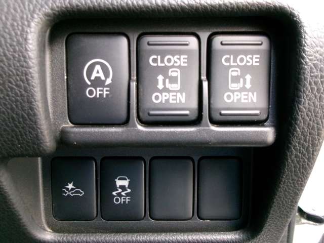 上段左側からアイドリングストップ・助手席側電動スライドドア・運転席側電動スライドドアのスイッチになります。 下段は衝突被害軽減ブレーキと横滑り防止装置のスイッチになります。