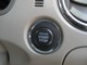 プッシュエンジンスタート。鍵を持って車内に入ればボタンを押すだけでエンジン始動します。バックを持つ方はとても便利。