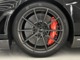 最新のカーボンセラミック・ディスクと、F1からヒントを得た冷却機能付きキャリパーを採用したブレーキです。