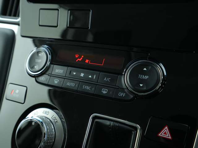エアコン操作部です！運転席と助手席でそれぞれ別々の温度の送風が可能です！暑いと感じる方と寒いと感じる方が同時に乗車していても対応が可能です♪