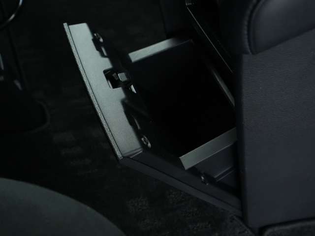 前席足元にはロアボックスが搭載されております！深めになっており、ちょっとした小物類の保管が可能です♪