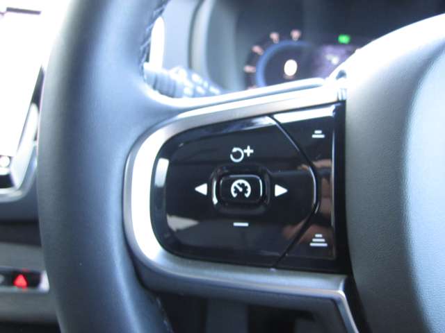 【ＡＣＣ】先進の機能『アダプティブクルーズコントロール』も標準搭載。長距離の高速移動から渋滞時の低速走行時まで、手元のボタン操作ひとつで先行車両を自動追尾。安全・快適にお過ごしいただけます。