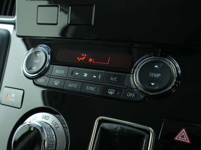 【装備】運転席、助手席で個別に温度管理が行える「デュアルゾーンエアコン」を搭載。それぞれのお好みに合わせ快適な空間に。