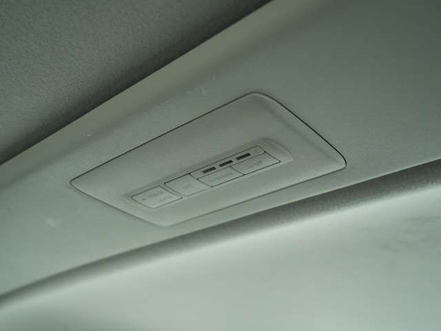 【装備】セカンドシート、サードシートから操作可能なリアエアコン操作パネルを搭載。冷房は天井、暖房は床下から後席へ流れ込み、効率的な温度調整を行います。