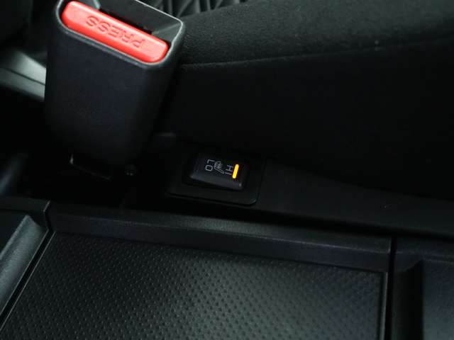 【装備】運転席、助手席にはシートヒーターを搭載。HI／LOの2段階温度調整が可能になっております。