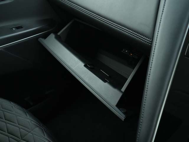 【収納】幅広く奥行のあるグローブボックスを搭載。車検証入れの専用収納スペースは別にございますので、カー用品や手荷物の収納として活用いただけます。