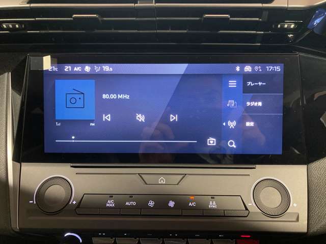 Apple CarPlay、Android 対応のスマートフォンを USBケーブルで接続してタッチスクリーンに表示できます。