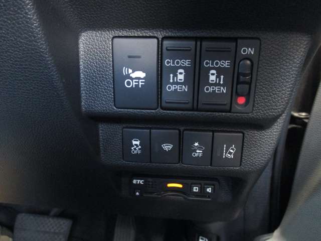 スライドドアは両側電動☆運転席のスイッチで開閉操作ができます。