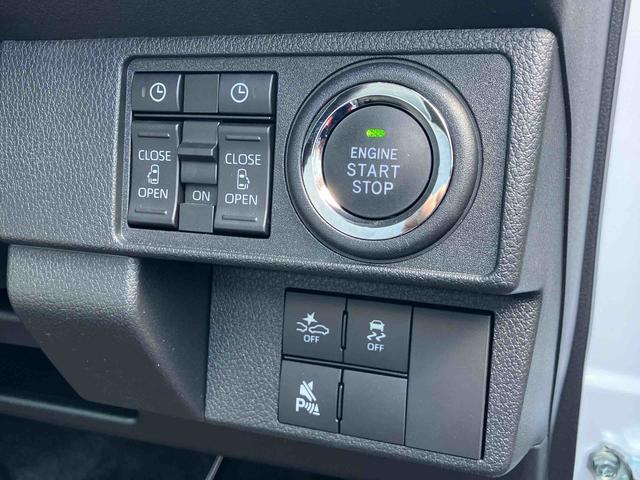 エンジン操作は、スイッチだけの”プッシュボタンスタート“を装備！もうバッグから鍵を取り出さなくてもいいんですよ♪その他、運転席にはアイドリングストップなどの、主電源スイッチもご用意