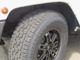タイヤはピレリのスコーピオン オールテレーンPlusを装着！ブロックが大きなデザインと幅広サイズでオフロード感に溢れるタイヤです。サイズは285/70R17です。
