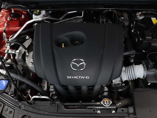 「SKYACTIV-G（ガソリン）」は、規格外の高圧縮を実現し、世界のエンジン技術者に驚きを与えました。さらに、それを維持したままノッキングの発生を抑え、熱効率を向上、走りにも寄与したエンジンです。