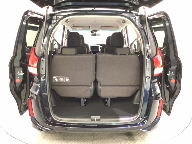 開口部も広く荷物の積み下ろしもしやすいお車となっております。リアシートは５：５の割合で背もたれを倒しシートの跳ね上げができます。