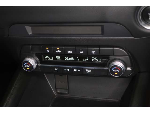 マツダのカーコネクティビィティシステム『マツダコネクト』車両の各種設定や燃費モニター、オーディオコントロール、ハンズフリーなど様々な機能を使えます。