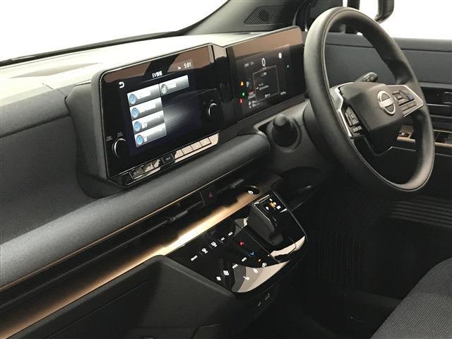 運転席からの視線移動を軽減するためにメーターとモニターの２つのディスプレイを水平方向にレイアウトした統合型インターフェースディスプレイを採用。